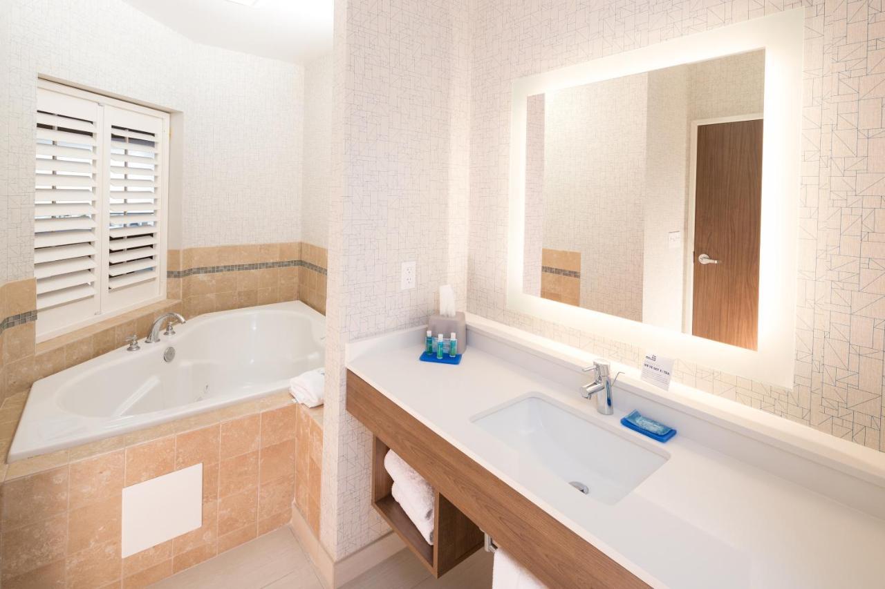 Holiday Inn Express Hotel & Suites Bay City By Ihg Екстер'єр фото